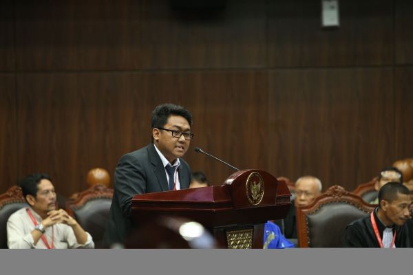 Ibnu Sina Pecahkan Rekor Jadi Profesor Hukum Termuda Di Usia 33 Tahun ...