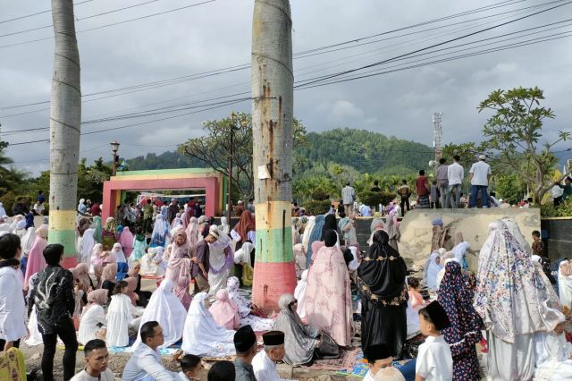 Datang Terlambat Hingga Sambutan yang Terlalu Lama, Walikota Sungai Penuh Disoraki Jamaah