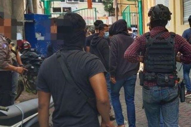 Terduga Teroris Ditangkap di Surabaya, 43 Buku Bertemakan Jihad dan Busur Panah Disita