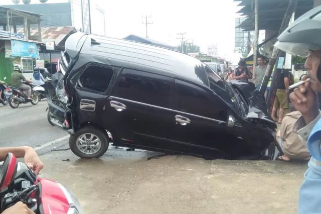 Lagi - lagi Truk Batubara Terlibat Tabrakan Beruntun di Mendalo, Satu Unit Avanza Hantam Tiang Listrik