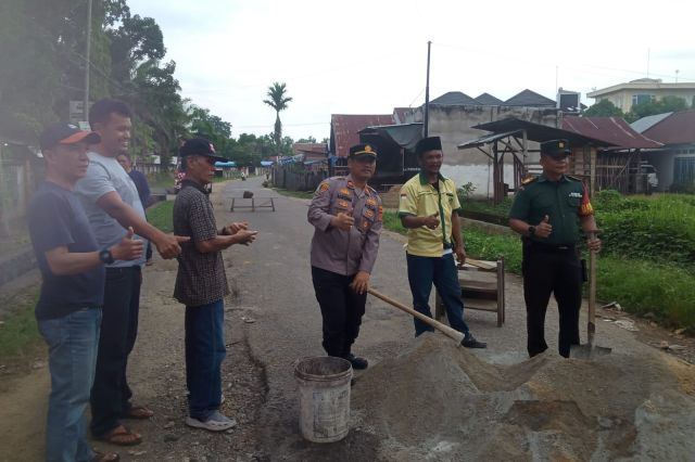 Pemuda Katolik Komcab Bungo Gotong-Royong Benahi Lingkungan Hingga Jalan Rusak