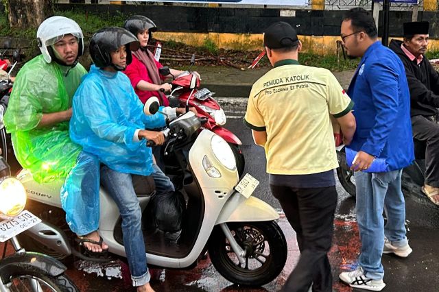 *Berbagi takjil di jalan, Pemuda Lintas Agama wujudkan semangat persaudaraan dan toleransi*