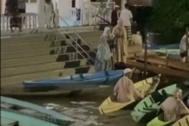 Akibat Banjir Warga Seberang Kota Jambi Berangkat Tarawih Naik Perahu