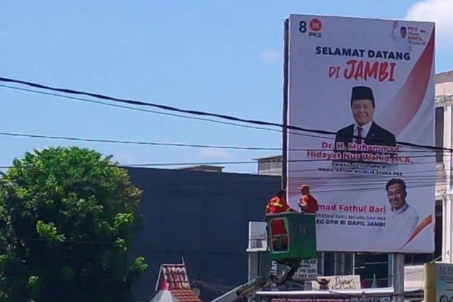 Pemkot Jambi Copot Sejumlah Baliho Caleg Akibat Tak Punya Ijin dan Tak Bayar Pajak