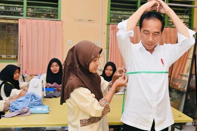 Sempatkan Mampir di SMK N 4 Jambi saat Kunjungannya, Presiden Jokowi Minta Dibuatkan Baju