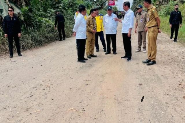 Gubernur Jambi Al Haris Dampingi Presiden Jokowi Saat Meninjau Jalan Rusak di Sungai Gelam