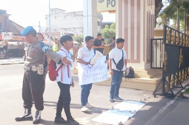 Demo Mahasiswa LPMI di Mapolda Jambi Dibalas Caci Makian oleh Aparat Polisi