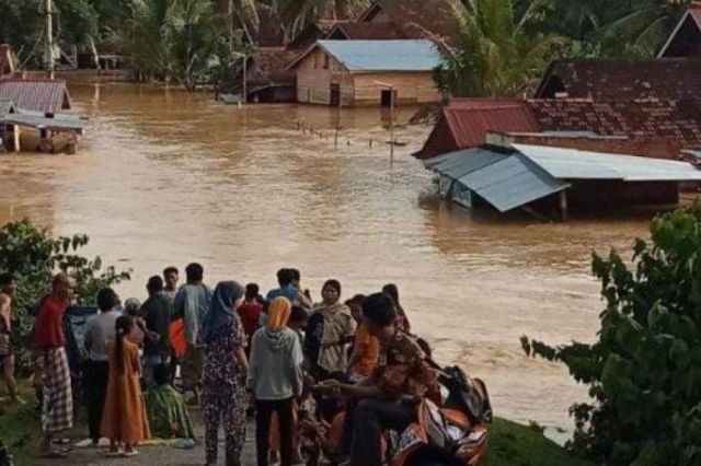 Banjir Ketinggian 4 Meter Mengguyur Daerah Tebo, Proses Evakuasi Sulit Akibat Cuaca