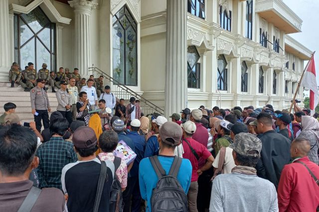 Ratusan Massa Petani Betung Demo Kantor Gubernur Jambi, Tuntut Selesaikan Konflik PT.RKK