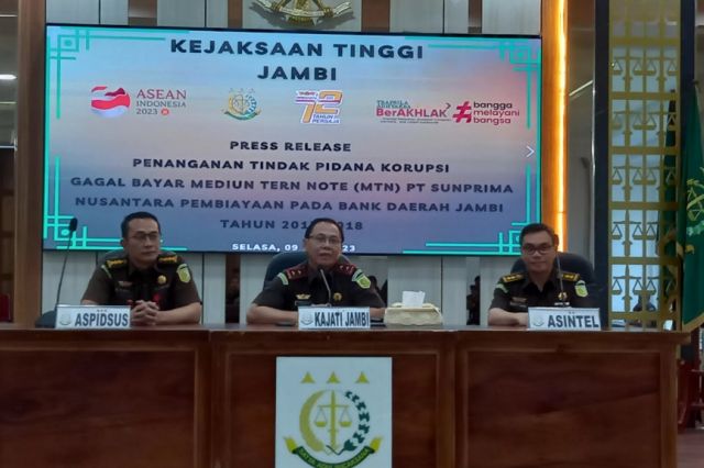 Yunsak El Halcon Direktur Utama (Dirut) Bank 9 Jambi ditetapkan oleh Kejaksaan Tinggi Jambi sebagai tersangka.