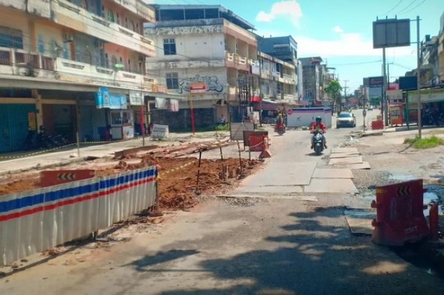 Merusak Jalan Hingga Usaha Tutup, Warga Pertanyakan 2 Tahun Proyek IPAL di Kota Jambi