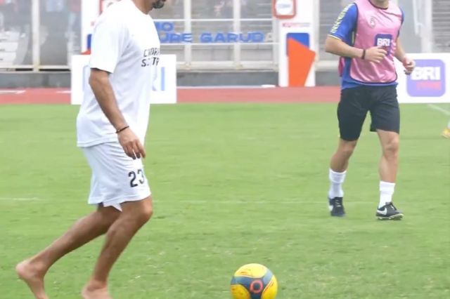 Juan Sebastian Veron Nyeker saat Ladeni Laga Persahabatan di GBK, Lupa Bawak Sepatu