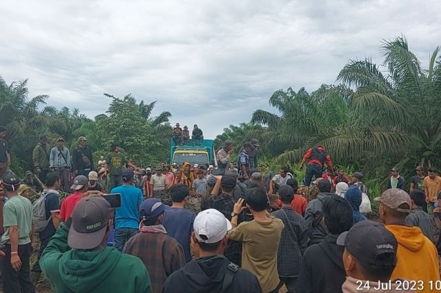 Tiga Hari Menduduki Pintu Eks PT.RKK, 4 KTH Masih Dihalangi Kepolisian