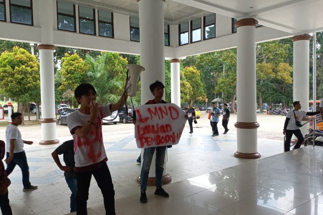 LMND Dicap PKI saat PKKMB Universitas Jambi Disaksikan Ribuan Mahasiswa, Ketua LMND Jambi Langsungkan Unjuk Rasa