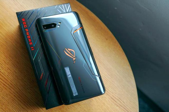 Mengintip Isi Kemasan Asus ROG Phone II